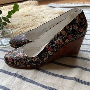 🇦🇷 Mechi 🤍 Leather/wood Wedge Heel Floral Heels